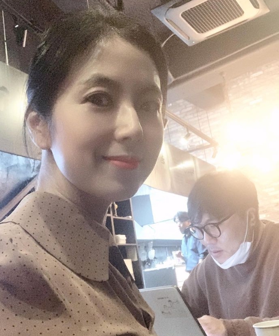 윤성은 평론가 거의없다