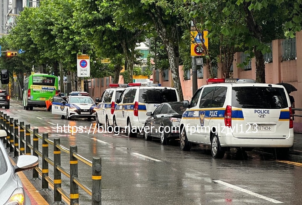 교사 극단적 선택 후 서이초등학교 정문 경찰 상황
