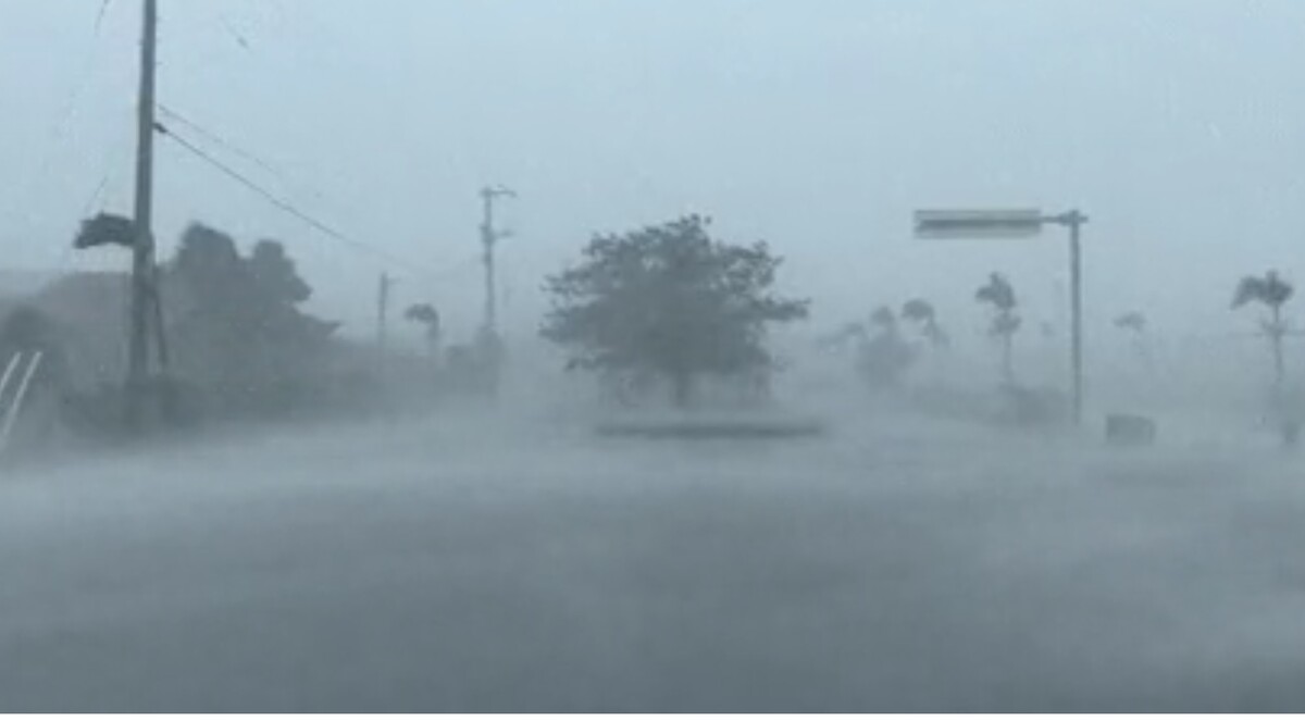 실시간 일본 오키나와 강타한 태풍 카눈