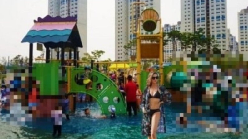 아파트 단지 수영장 비키니 수영복 차림