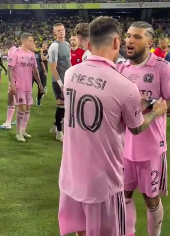 리그스 컵 우승 세레모니 전 주장 완장 넘기는 메시