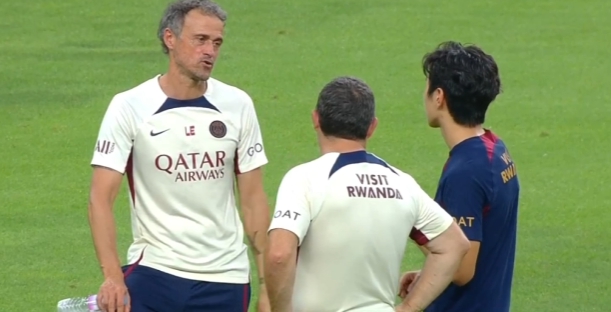 대화 중인 루이스 엔리케 감독과 이강인