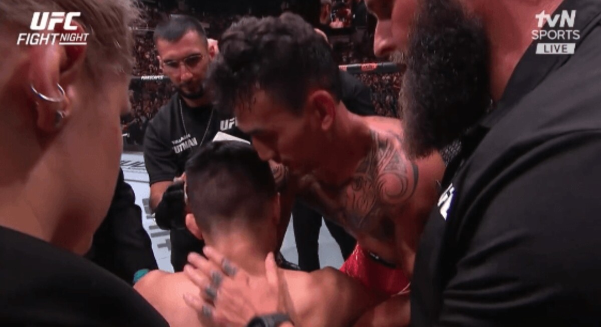 경기 중 정찬성을 챙기는 할로웨이 선수