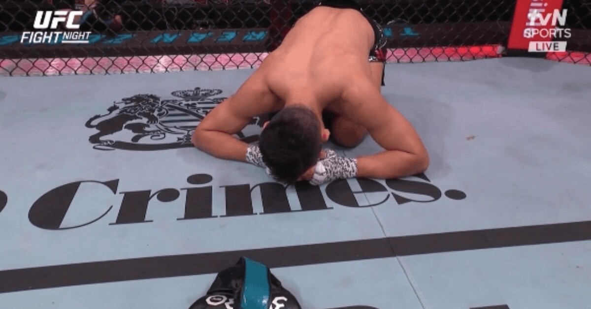 링 위 글러브에 절하며 눈물 흘리는 코리안 좀비