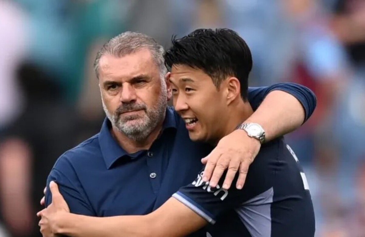 손흥민 해트트릭 축하해주는 포스테코글루 감독