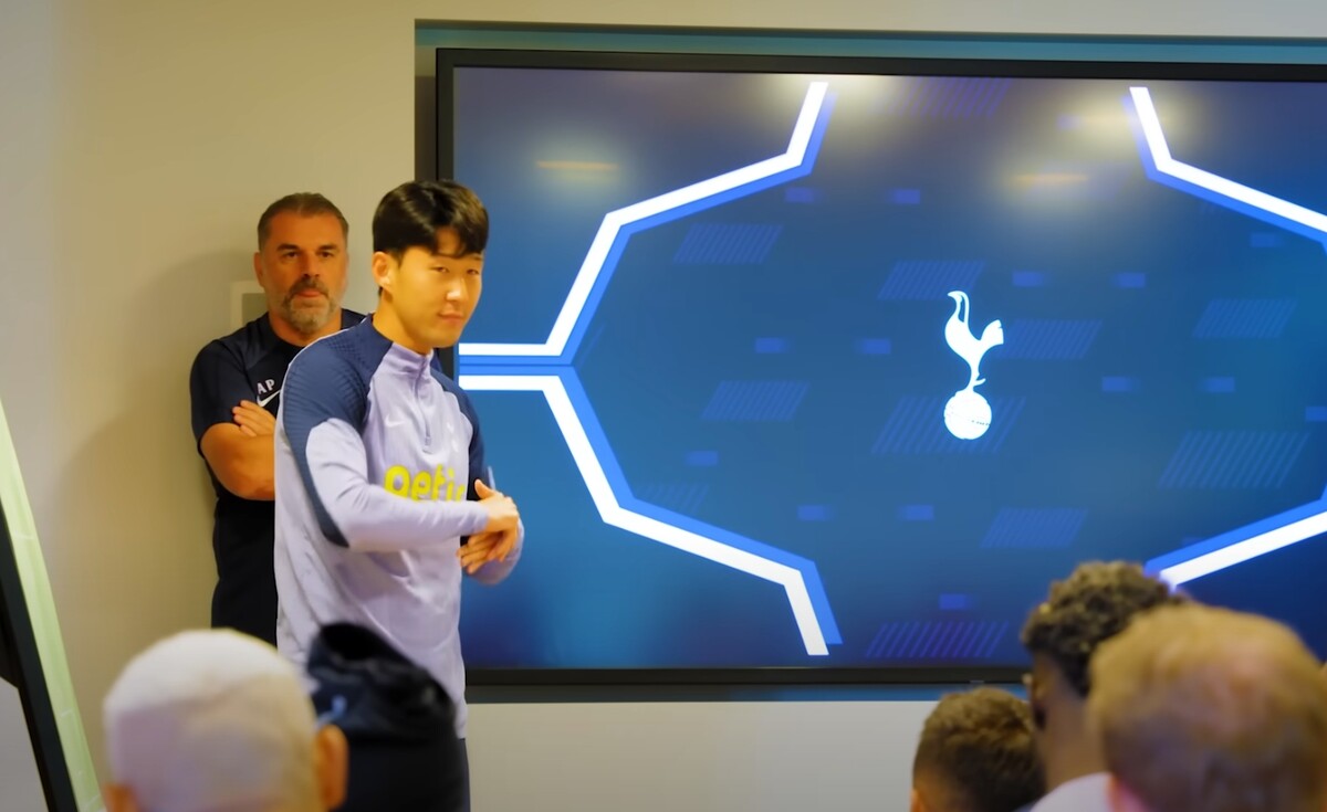 손흥민 주장 선임하는 포스테코글루 감독