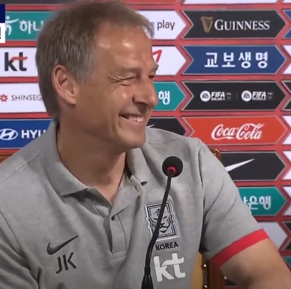 웃는 클린스만 감독