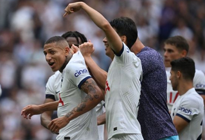 경기 후 히샬리송 팬들 앞에서 챙기는 주장 손흥민