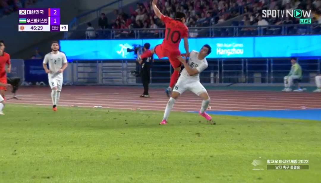 아시안게임 축구 준결승 반칙 당하는 조영욱