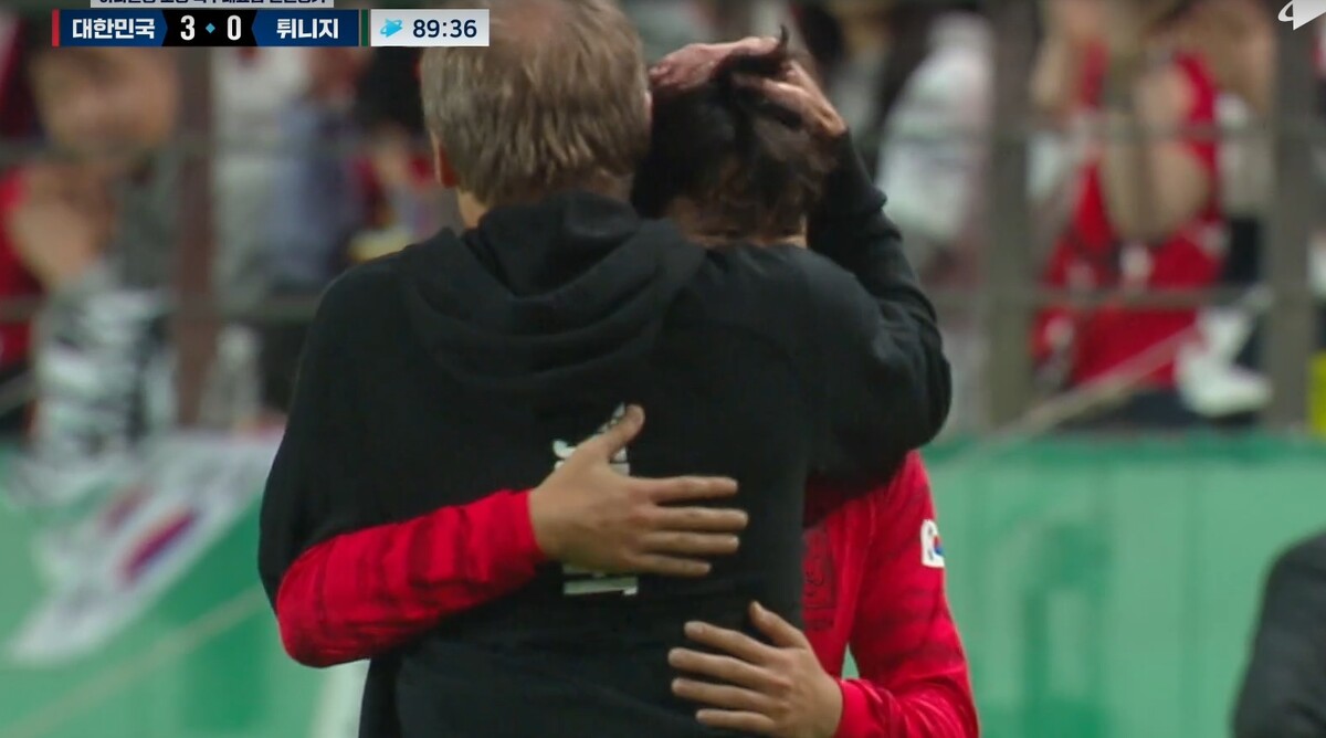 이강인 교체아웃 클린스만 포옹