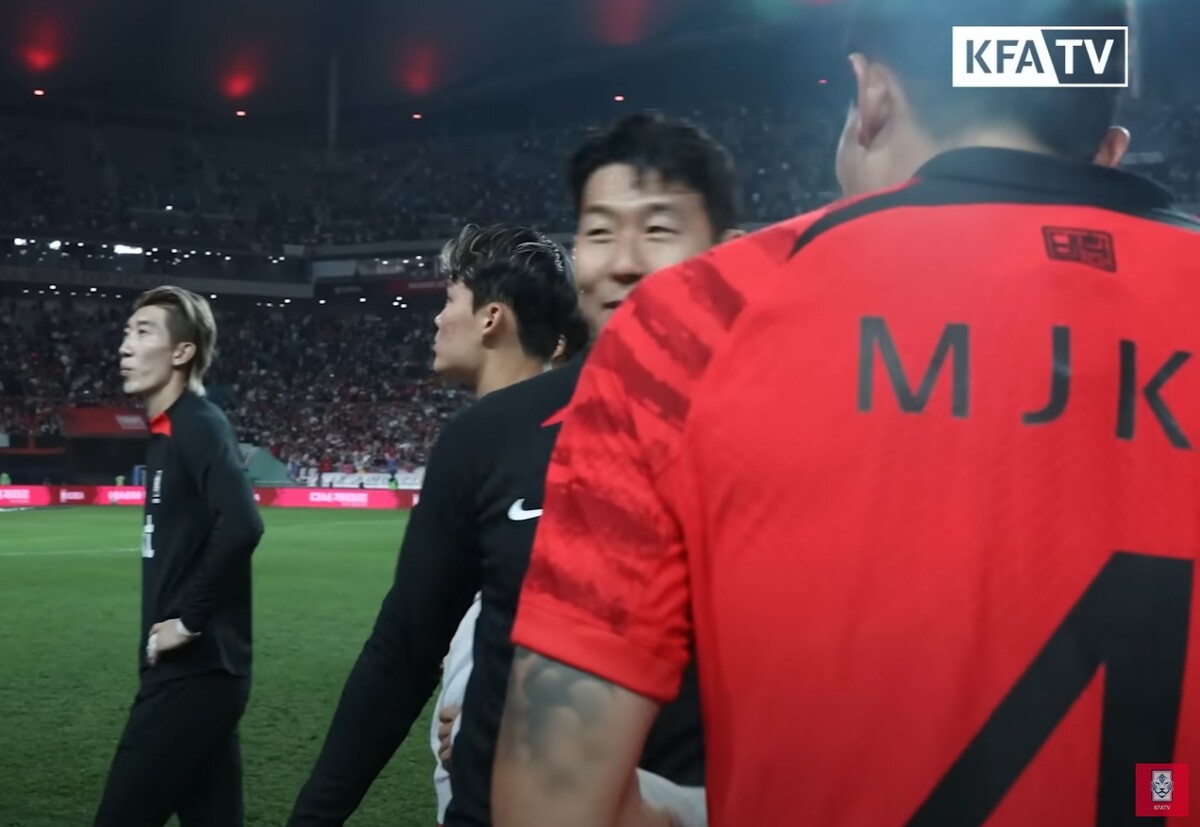 한국 튀니지 승리 후 기쁨 나누는 주장 손흥민 김민재