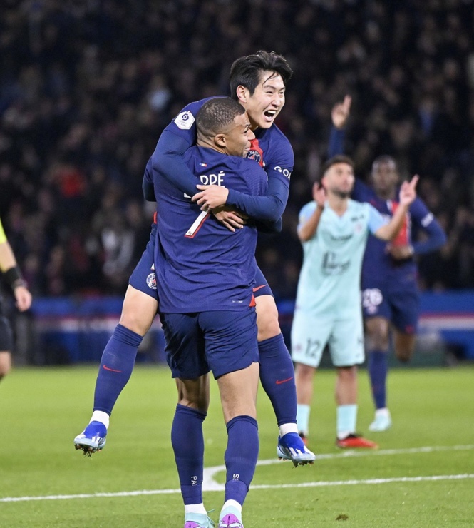 이강이 데뷔골 음바페와 포옹 세레머니 / PSG 공식 인스타그램