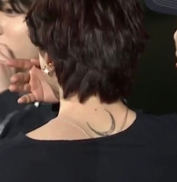 BTS 지민 목 뒤 탄생달 타투