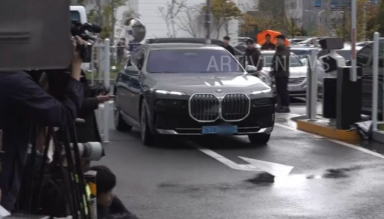 지드래곤 권지용 BMW I7 타고 경찰 출석