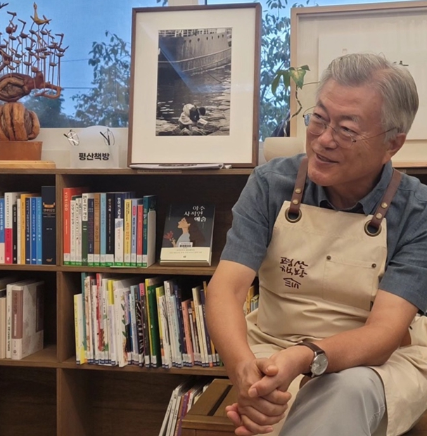 문재인 대통령 평산마을 평산책방 / 인스타그램