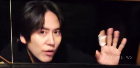 슈주 규현 뮤지컬 흉기난동 제지하다 손가락 부상