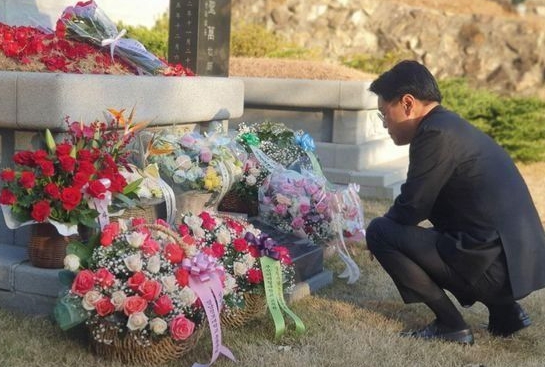 장제원 아버지 묘소 페이스북 불출마 시사