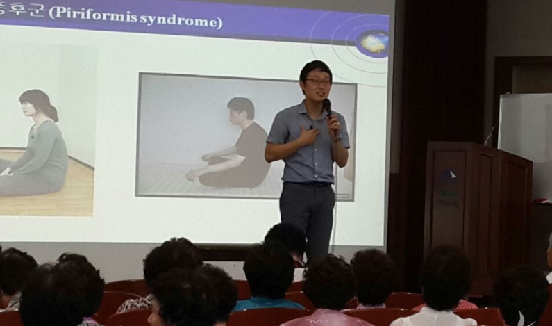 하동군 어르신들 대상 강의하는 백석대 정성대 교수 / 하동뉴스