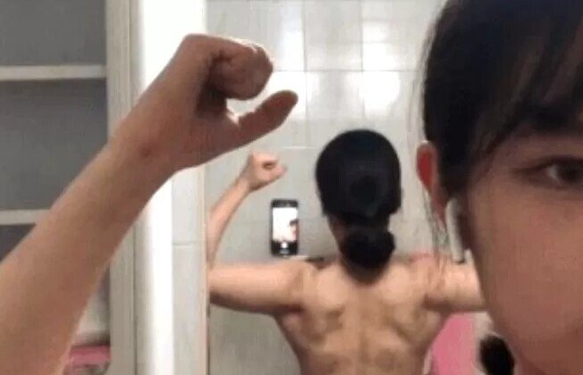 쵸단 상의탈의 근육 인증