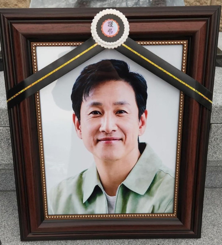 배우 이선균 사망 영정 사진 / 정우성 인스타그램