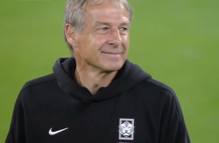 한국 요르단 4강전 2:0 패배 후 웃고 있는 클린스만