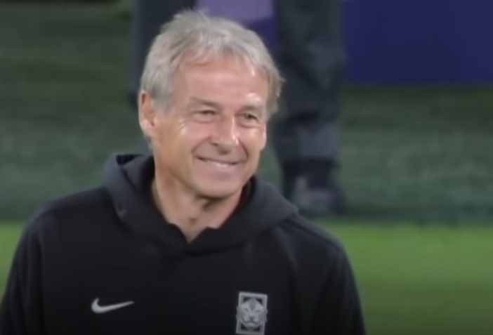 요르단전 패배 후 눈치없이 웃고 있는 클린스만