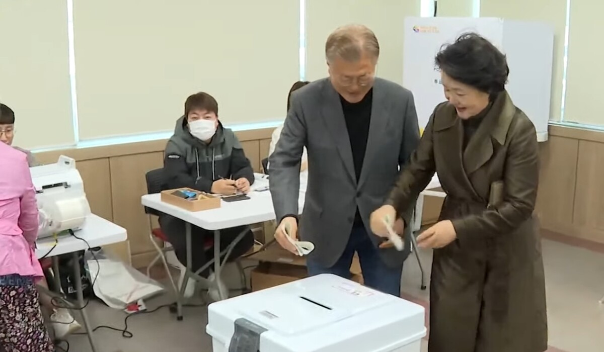 문재인 전 대통령 부부 사전투표