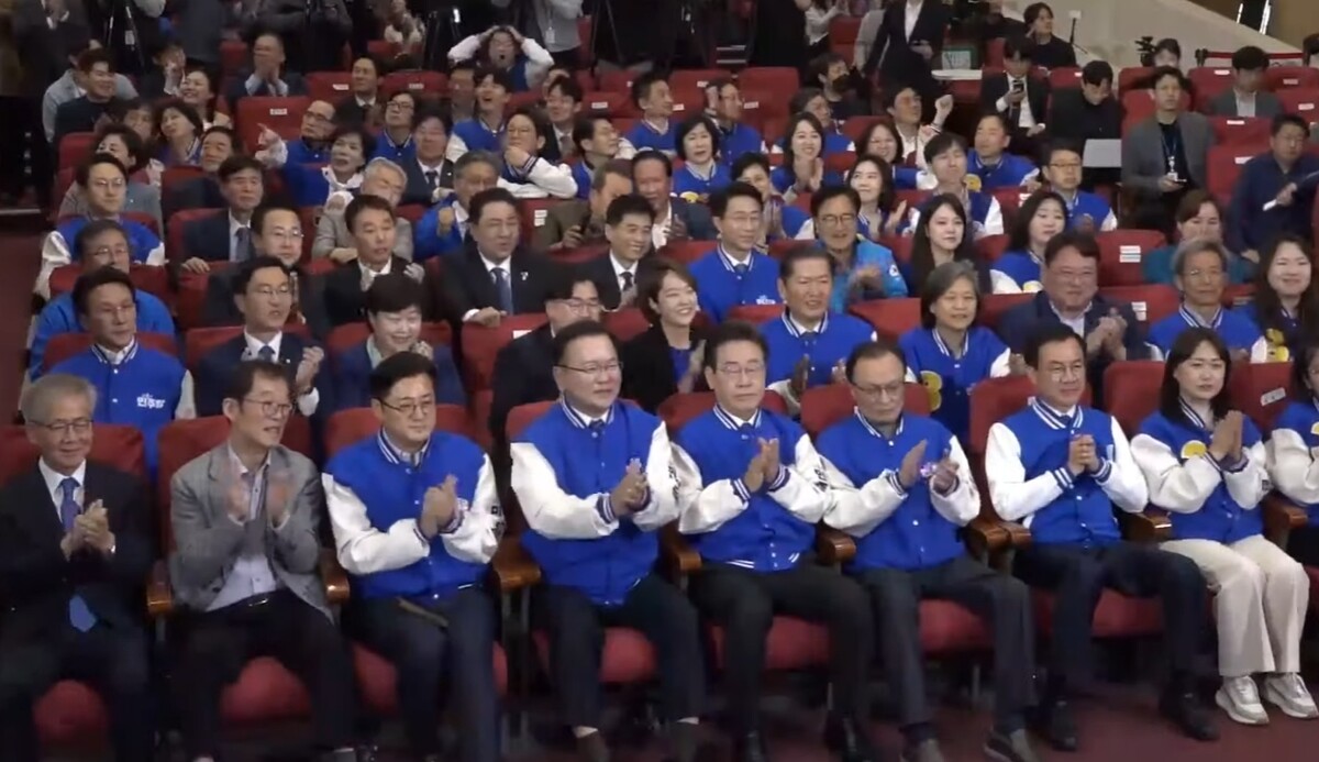 22대 국회의원 선거 승리 자축하는 민주당