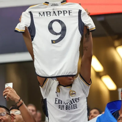 레알 팬이 직접 구매한 음바페 레알 9번 유니폼