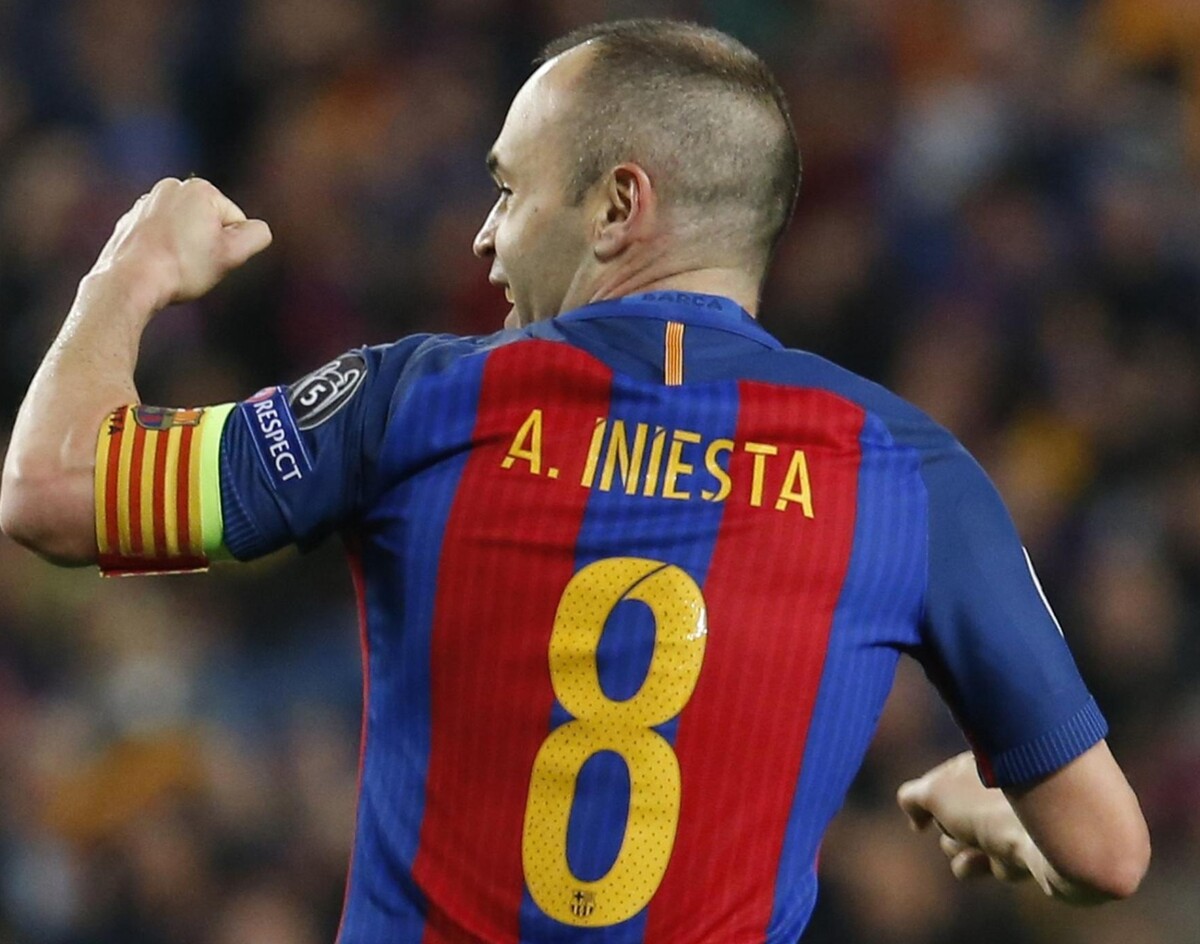 중앙 미드필더 이니엔스타 등번호 8번