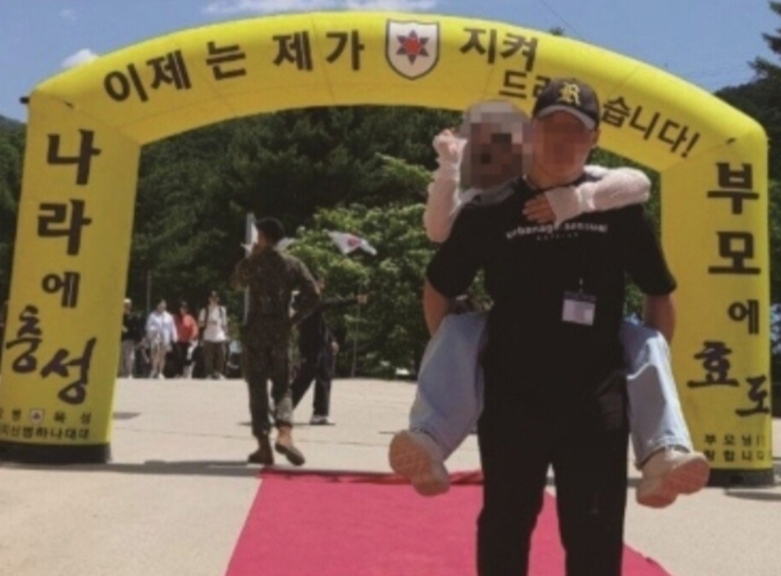 12사단 입소 당시 박 훈련병과 어머니 / 군인권센터