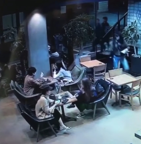 강남역 카페 묻지마 식빵녀