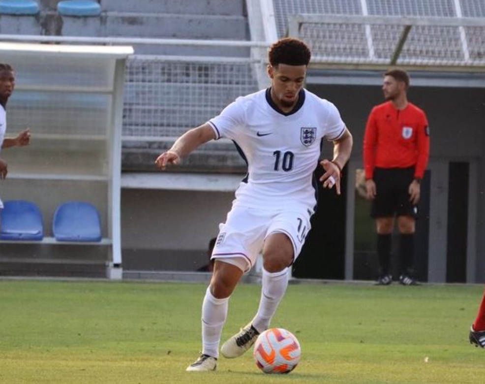 잉글랜드 연령별 대표 은와네리 등번호 10번