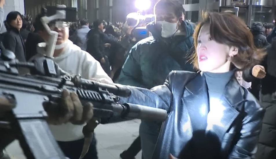 안귀령 총구 겨눈 군인