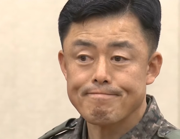 문상호 국방위 표정