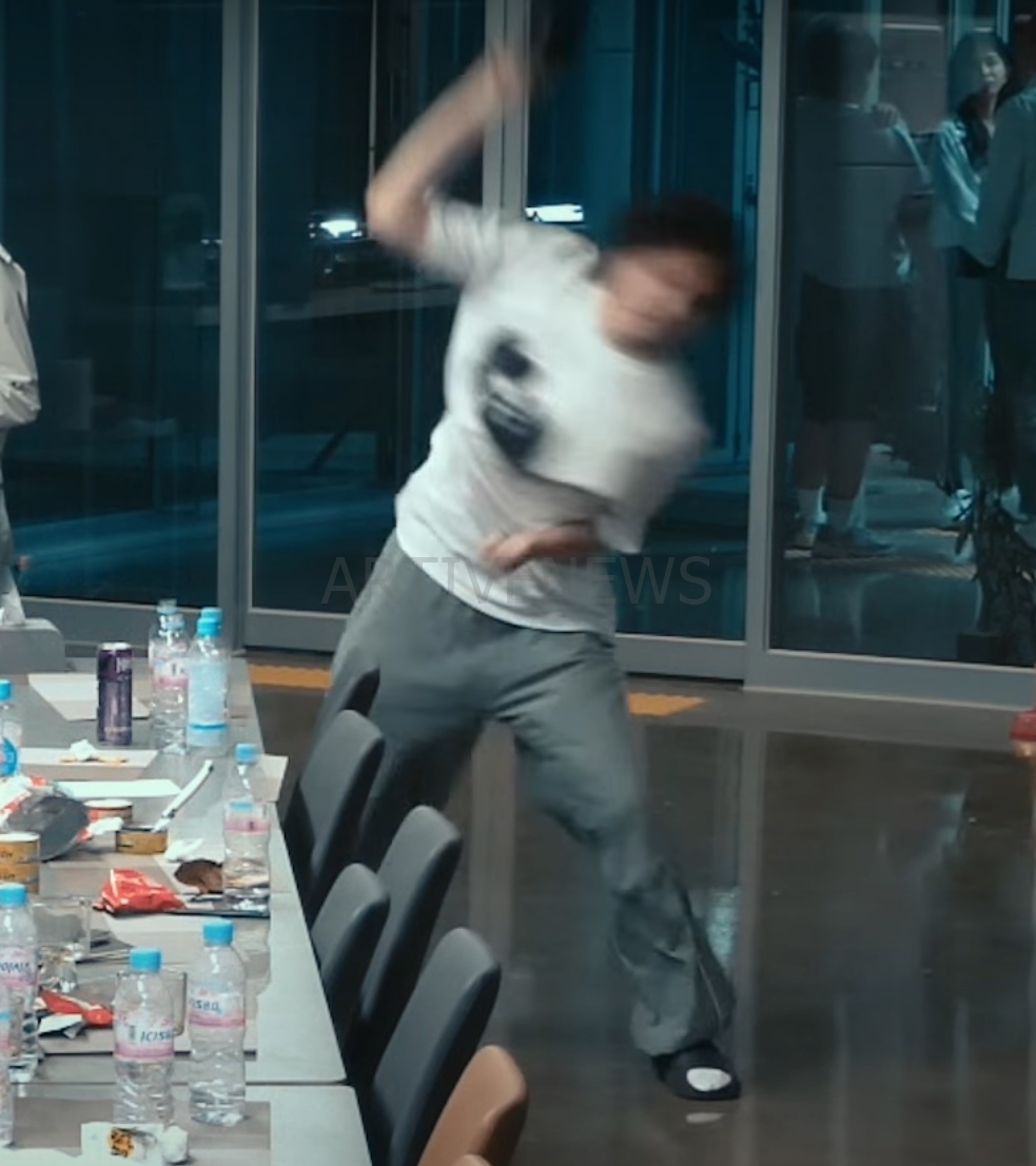 공책 내동댕이치는 서출구