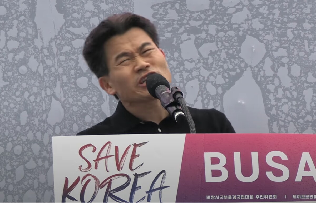 윤석열 탄핵 반대 집회 참여해 울부짖는 전한길