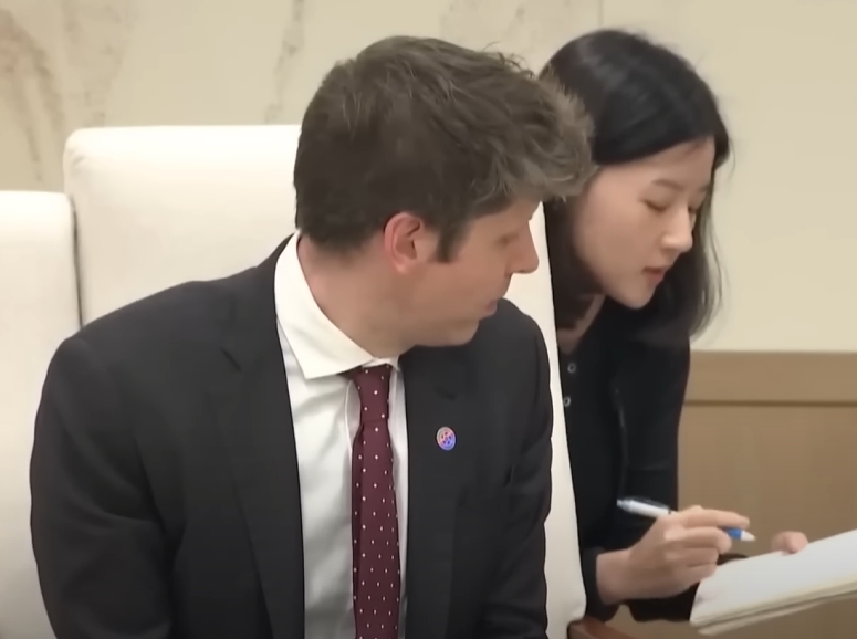 샘 알트만 통역관